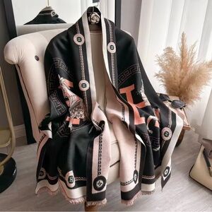🆕 Elegant Black and Beige Cashmere Scarf with Horse Design